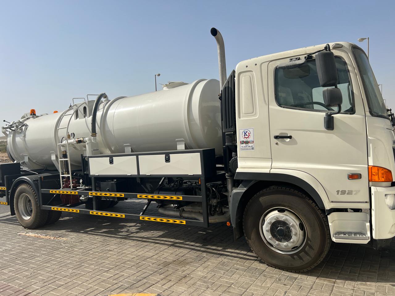 Supply Heavy Duty Equipment's According to GCC (Vacuum tanker 13000L on Hino chassis)